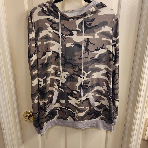 unknown Tops - Camo hoodie size lg